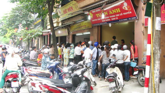 VOV giao thông cũng phải lên tiếng về "hiện tượng" khá lạ lùng này vì khách hàng đông tới mức khiến con phố nhỏ trở thành "điểm đen" giao thông