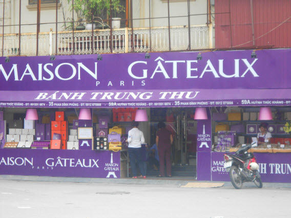 Những hộp bánh tiền triệu ế ẩm có vẻ như phản ảnh cả sự ảm đạm của nền kinh tế