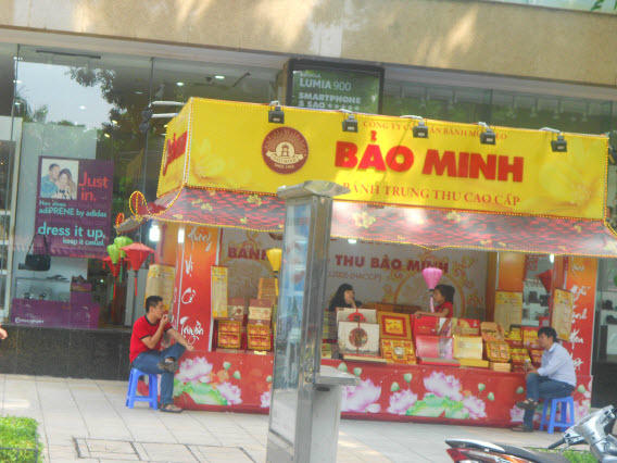 Hai hình ảnh trái chiều nhau có gợi cho doanh nghiệp kinh doanh mùa trung thu những suy ngẫm mới về thị trường?