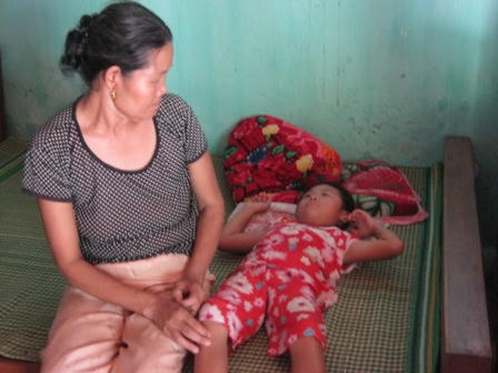 Cháu T. sợ hải khi gặp người lạ.