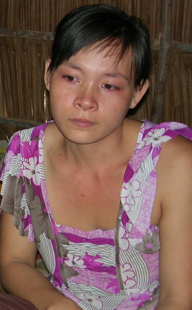 Trang khóc khi cho rằng đánh con chồng để dạy dỗ, không biết hành vi đó là vi phạm pháp luật. 