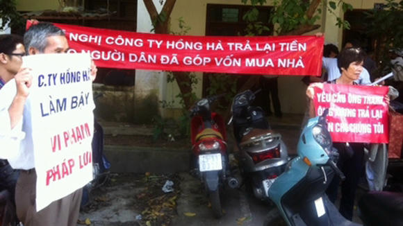 Khách hàng góp tiền mua dự án của công ty Hồng Hà giăng biểu ngữ đòi nợ