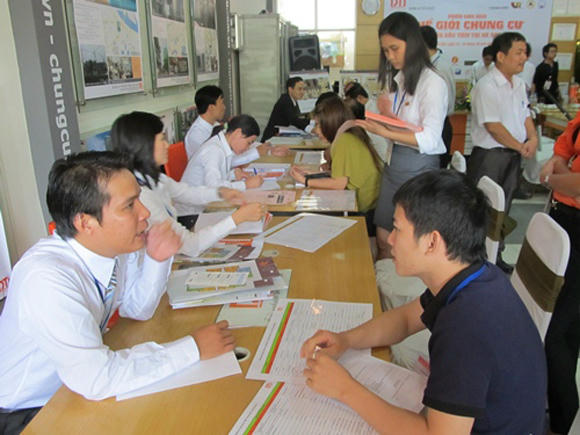 tư vấn cho khách hàng mua bất động sản, ảnh MH