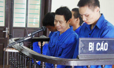 Bị cáo Long cười nhạt trước vành móng ngựa