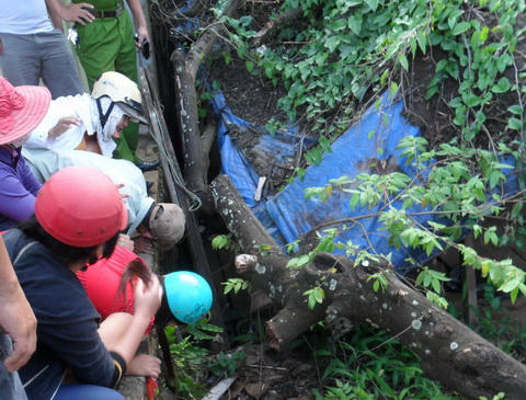 Hiện trường người mẹ trẻ tự thiêu sáng nay. Ảnh: Kh. Uyên