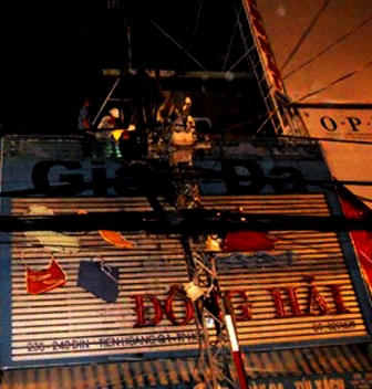 Trụ điện phát hỏa nhiều người hốt hoảng bỏ chạy