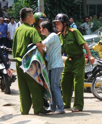 Vào vai phụ huynh tốt, trinh sát đã đưa được 2 con tin ra ngoài