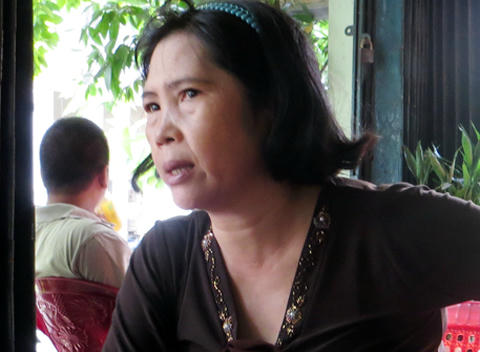 Tổ trưởng tổ dân phố nơi Huy sống nói về chuyện "nắng mưa" của anh ta. Ảnh: Quốc Thắng