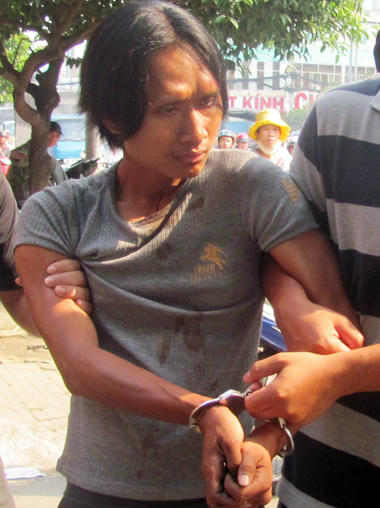 Huy từng tưới xăng đốt chủ nợ nhưng không phải đi tù vì được xác nhận là người tâm thần.