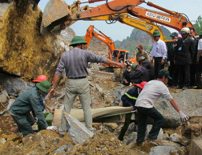 Vụ sập mỏ đá Lèn Cờ  (Yên Thành, Nghệ An) ngày  1/4/2011 khiến 18 người  chết thảm. Ảnh: M.H