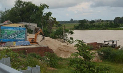 Những chiếc ghe máy, xe cần cẩu phối hợp việc khai thác, vận chuyển cát một cách lộng hành khiến mực nước sông ngày càng cao, xâm lấn vào nhà dân