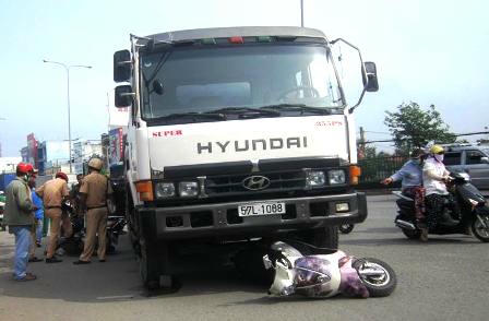 Hiện trường xe bồn cuốn hai xe máy vào gầm