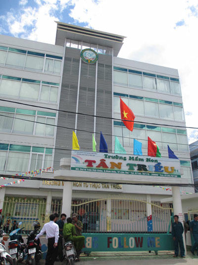 Ông Thân đã đến trường của vợ nhảy lầu tự vẫn