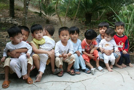 Những đứa con anh Bông lúc còn “cheo leo” trên đỉnh Vồ Mồ Côi.