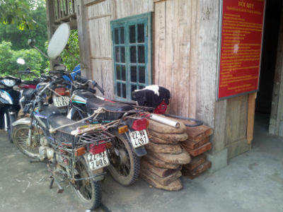 Xe Win và gỗ nghiến - tang vật sau cuộc chiến giữ rừng