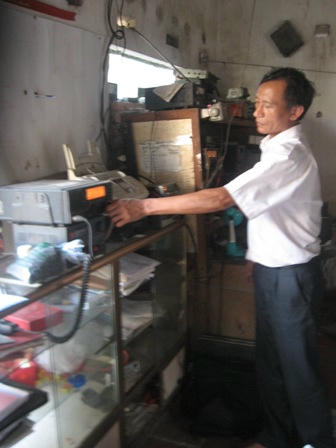 Ông Lưu và đài báo bão tự chế