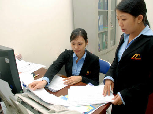 Nhân viên Văn phòng Thừa phát lại quận 1 - TP.HCM trong giờ làm việc