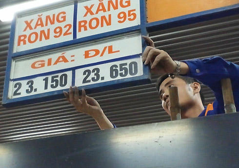   Giá xăng RON 92 giảm 500 đồng một lít từ 18h ngày 11/11. 