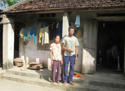 Vợ chồng ông Lê Bá Thu sống trong căn nhà nhỏ lụp sụp, cả hai mất khả năng lao động rất cần sự quan tâm giúp đỡ.