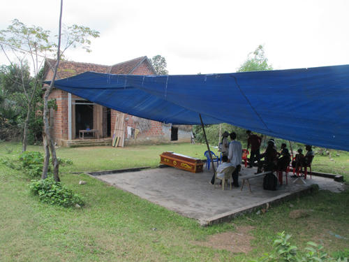 Hàng xóm đến lo đám tang cho ông Trần Thiết.