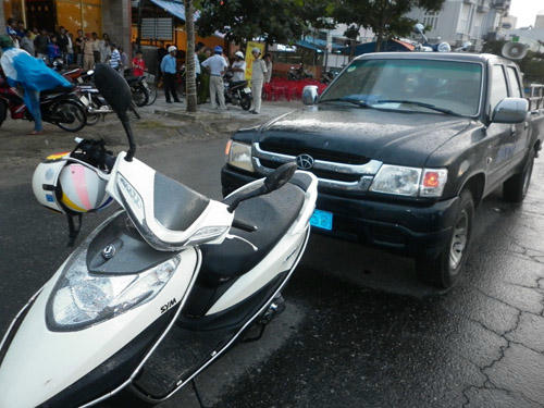 Người dân dùng xe máy chặn xe của Đội Điều tra trật tự đô thị, yêu cầu phải xin lỗi