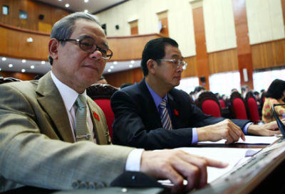 Các Đại biểu bấm nút thông qua Nghị quyết