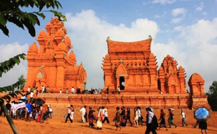 Tháp Chăm được xây dựng trong Làng Văn hóa- du lịch các dân tộc Việt Nam