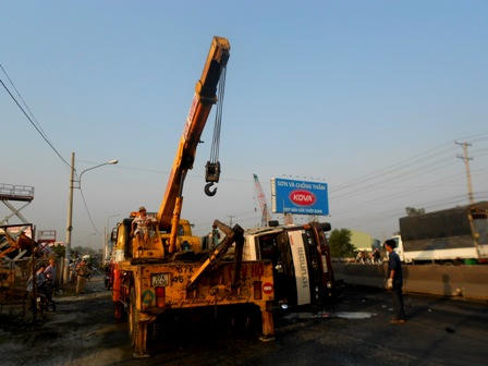 Hiện trường xe tải chở cá nằm vạ trên quốc lộ