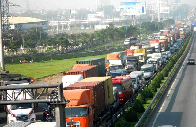Giao thông kẹt cứng trên tuyến quốc lộ 1A