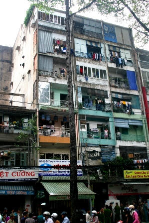 Căn nhà tập thể nơi cháu Hậu rơi xuống tử vong tại chỗ