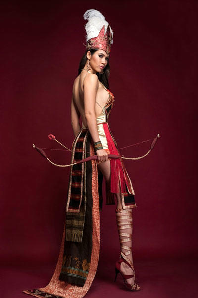 Trang phục dân tộc tại cuộc thi Hoa hậu Thế giới 2012 của Hoàng My bị chê giống nữ chiến binh, hơi hướng bạo lực