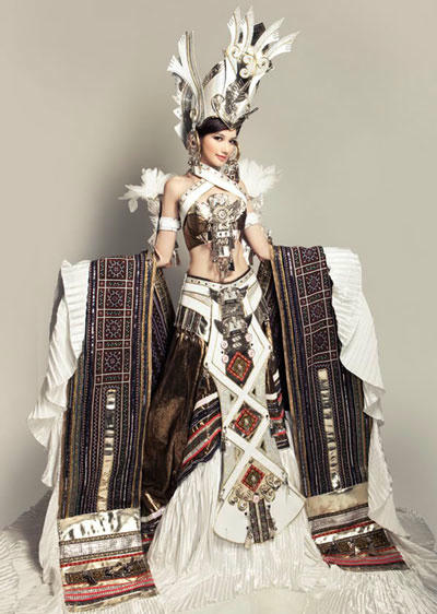 Bộ quốc phục cồng kềnh, giống nhân vật game online của Trúc Diễm