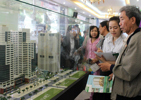 Cho rằng cơn khủng hoảng bất động sản chưa kết thúc nên người mua nhà vẫn chờ giá giảm thêm. Ảnh: Vũ Lê