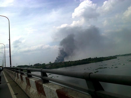 Cách hiện trường cháy hàng chục mét thấy cột khói đen bốc lên