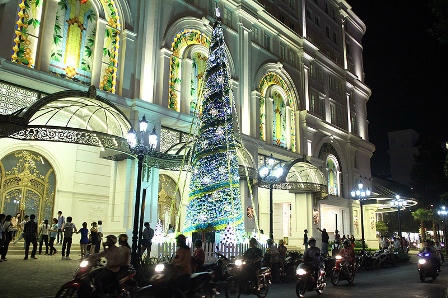 Không khí Noel tràn ngập các trung tâm Vi