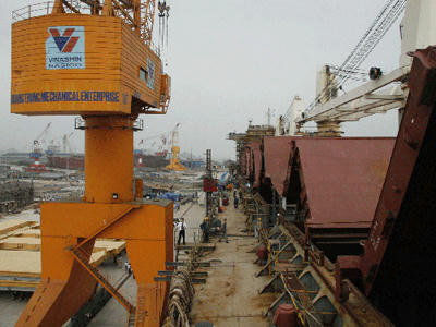 Một góc nhà máy đóng tàu thuộc Vinashin vắng vẻ, đìu hiu