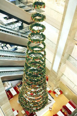 Vincom Center B ấn tượng với cây thông Noel rực rỡ thông giữa các tầng