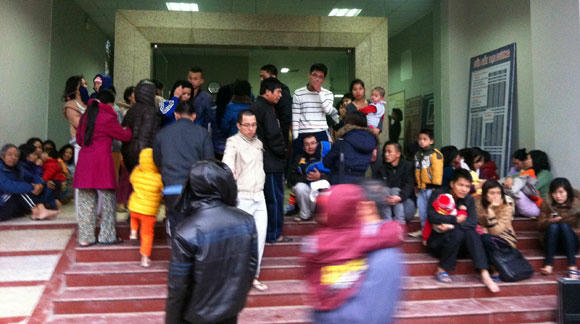 Hàng trăm người dân hoảng sợ tháo chạy xuống sảnh tầng 1