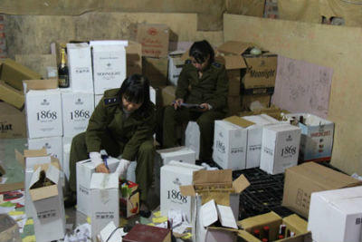 Lực lượng chức năng kiểm tra số rượu ngoại giả đã được đóng vào thùng tại biệt thự hoang