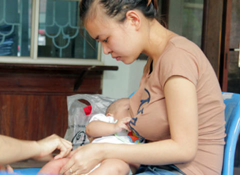 Lao động nữ được nghỉ sinh 6 tháng từ tháng 1/2013. 