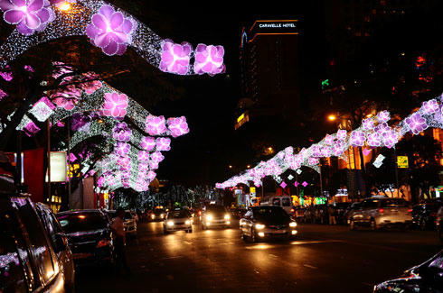 Đại lộ Lê Lợi, thành phố Hồ Chí Minh của Việt Nam ngập tràn các cánh hoa đào. Đây là một trong hai con phố của TP HCM có truyền thống trang trí khá sớm chào năm mới.