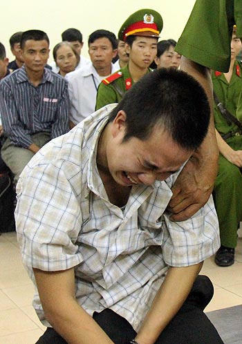 Hoài vật vã tại phiên tòa, luôn miệng nói: