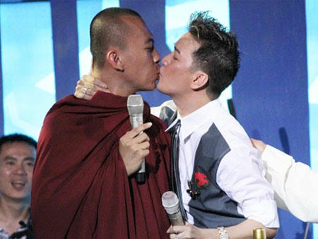 Nụ hôn của Đàm Vĩnh Hưng và nhà sư Thích Pháp Định trong đêm nhạc từ thiện.