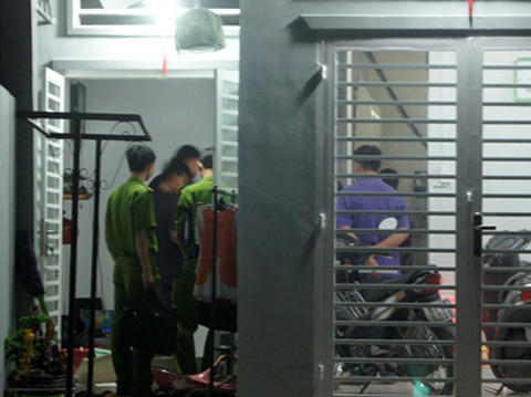 Cơ quan chức năng khám nghiệm hiện trường.