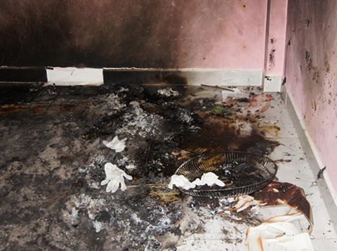 Góc phòng ngủ của anh Thông bị đốt cháy đen.