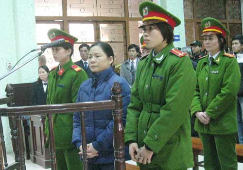 Hoàng Thị Vấn trước toà.