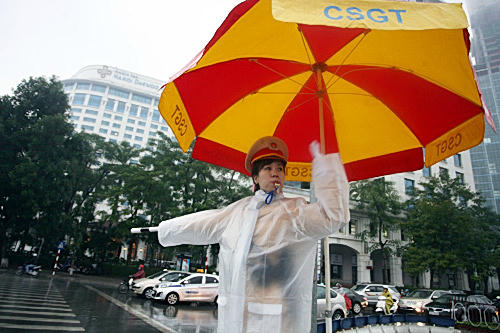 Thiếu úy Nguyễn Mai Huyền phân luồng giao thông tại ngã tư Nguyễn Chí Thanh - Kim Mã