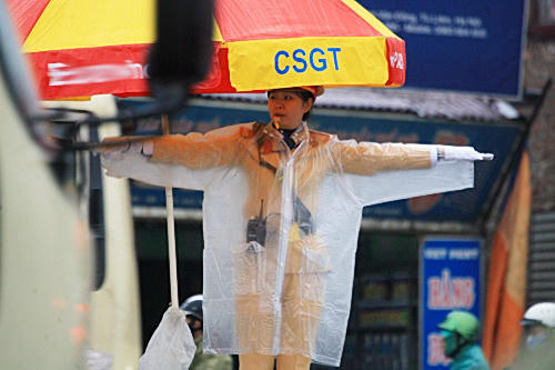 Trời mưa khiến nhiều chiến sĩ cảm thấy lạnh khi đứng phân luồng