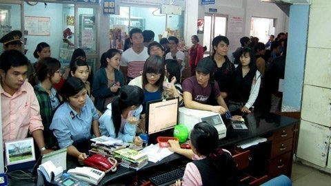 Người dân chen chân mua vé tàu- ảnh MH