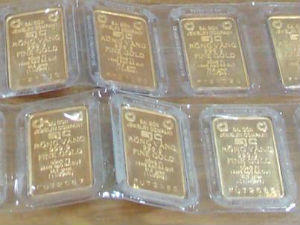 Nhiều ý kiến cho rằng NHNN đang đẩy cái khó   cho người dân. Ảnh: MH